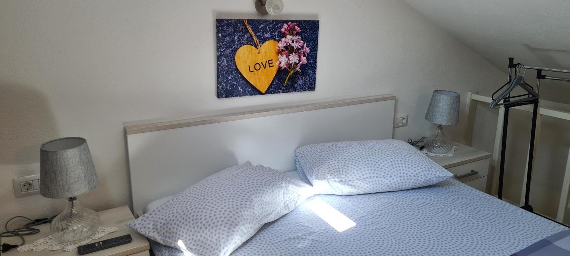 Studio Apartman Loreta Cres Exterior photo